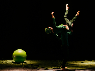 2 danseurs su scène - Agrandir l'image (fenêtre modale)